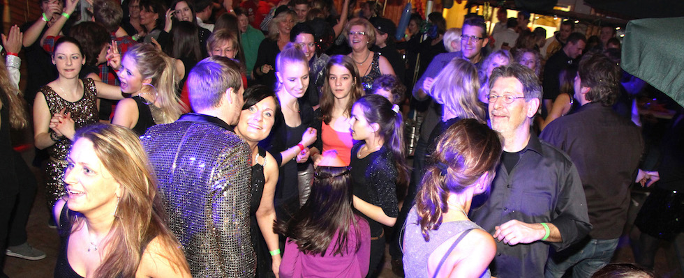 Stimmungsvolle Party mit Discokugel